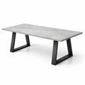 Table à manger rectangulaire en pierre reconstituée grise et métal noir - 2026