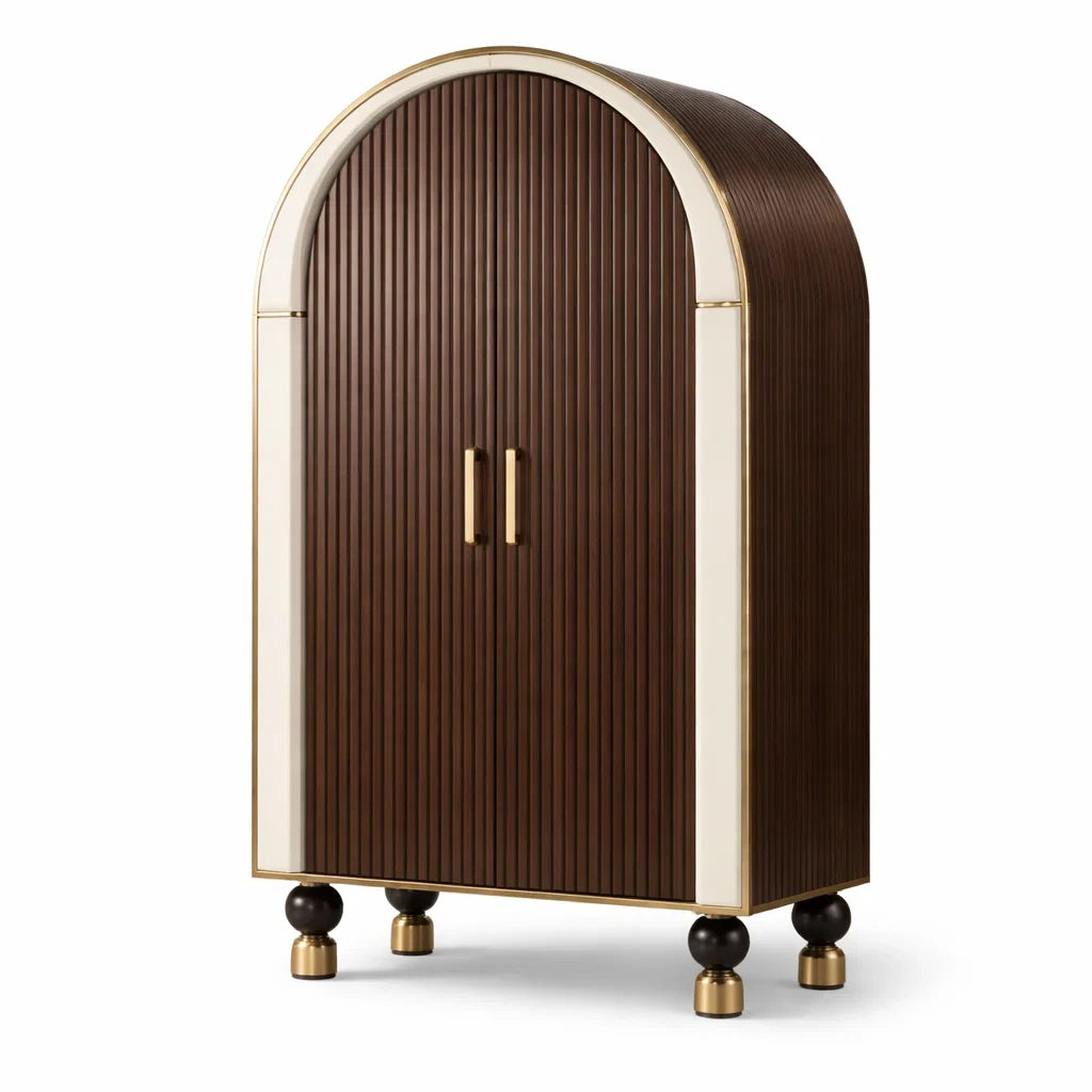 Armoire en bois avec façade arquée et finitions dorées - 2026